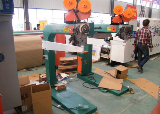 China Professioneller manueller Karton-Kasten-nähende Maschine/Hefter mit Servomotor fournisseur
