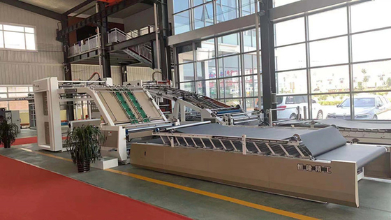 China 1600mm volle automatische Flöten-lamellierende Maschine für die Herstellung der Wellpappe fournisseur